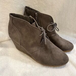 Universal Thread Grey Lace-Up Wedges